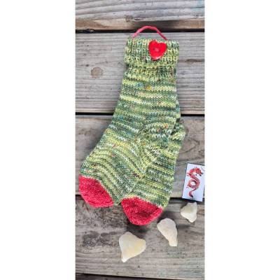 Handgestrickte Babysocken "SO18" Grün mit roter Spitze & Herz – Gr. 18/19