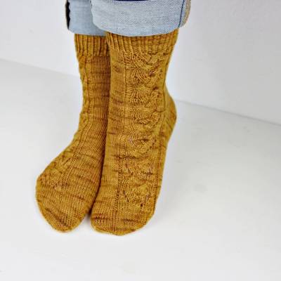 Strickanleitung Socken "Autumn Leaf Socks" mit Zopf - und Lochmuster