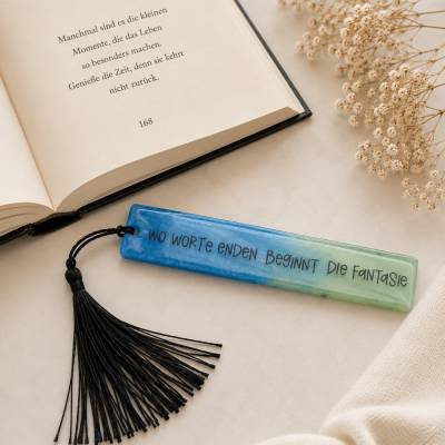 Lesezeichen aus Resin – „Wo Worte enden, beginnt die Fantasie“ – handgemacht