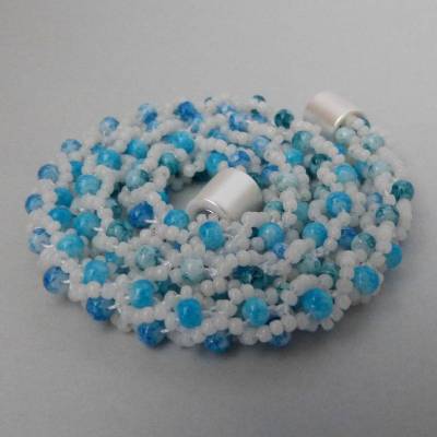 Halskette, Häkelkette weiß mit türkis, Länge 48 cm, Perlenkette aus Glasperlen gehäkelt, Rocailles, Häkelschmuck