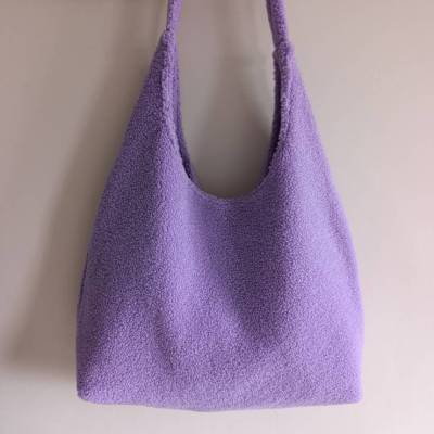 Teddy Shopper in Lila | Kuschelige Hobo Bag | Handgenähte Schultertasche mit Magnetverschluss