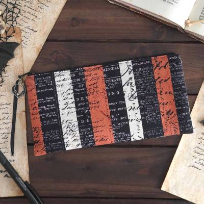 Federmäppchen Verborgene Zeilen – Gothic Vintage Stoffetui | Schwarzes Mäppchen mit Schriftmotiven | handgefertigt