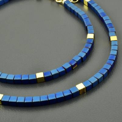 Würfel-Halskette mit Hämatit in dunkelblau und goldfarbend, königsblaue Kette, Geschenk Hochzeitstag Alltagsschmuck