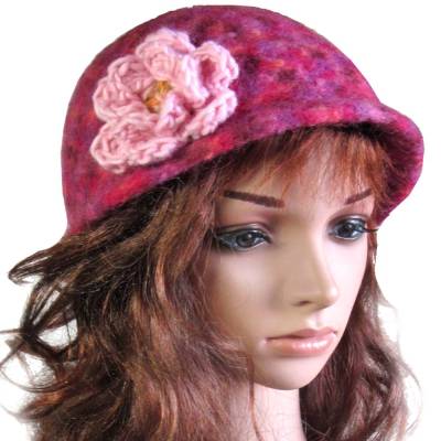 Damen Filzhut gehäkelt mit Blume – Handarbeit Gr. M 56/57 cm KU, Filzwolle, rosa/pink/lila/rot