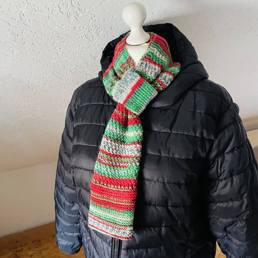 Handgestrickter Wollschal rot-tannengrün 75 cm lang– Strickschal mit Schlaufe für Damen & Herren Bild 3