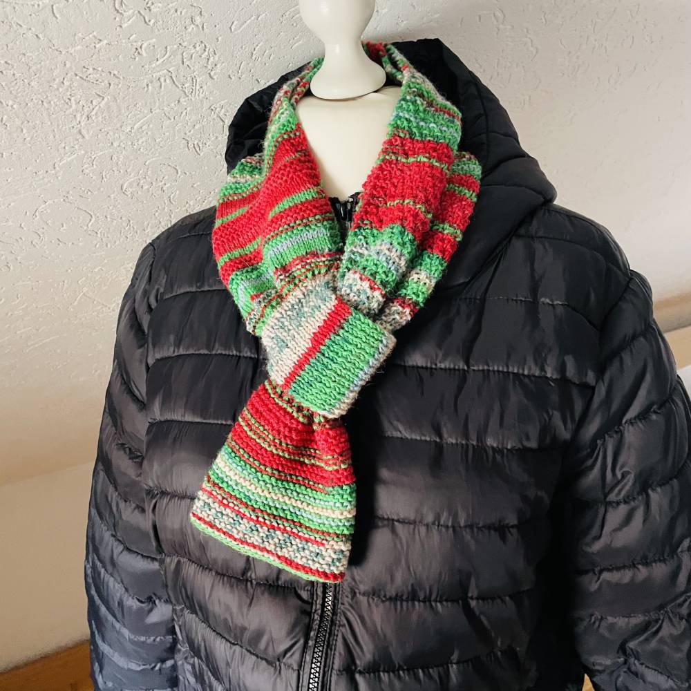 Handgestrickter Wollschal rot-tannengrün 75 cm lang– Strickschal mit Schlaufe für Damen & Herren Bild 4