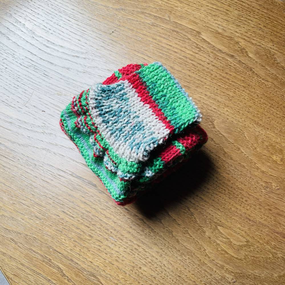 Handgestrickter Wollschal rot-tannengrün 75 cm lang– Strickschal mit Schlaufe für Damen & Herren Bild 5