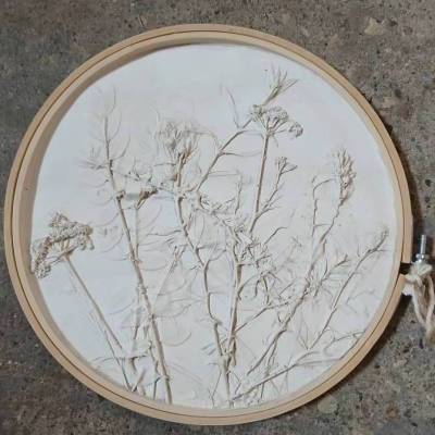 Blumenrelief | Stickrahmen | Altweiß | Künstlergips | Handgefertigt | 21 cm Ø