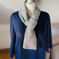 Handgestrickter Wollschal hellgrau meliert 75 cm lang– Strickschal für Damen und Herren,  warmer Schal mit Schlaufe