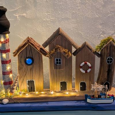 Maritime Häuserzeile mit Leuchtturm – handgemachte Upcycling-Deko