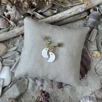 Ohrringe „Perlmutt-Mond“ gold - Kugel-Ohrstecker aus Edelstahl mit Mond aus Perlmutt