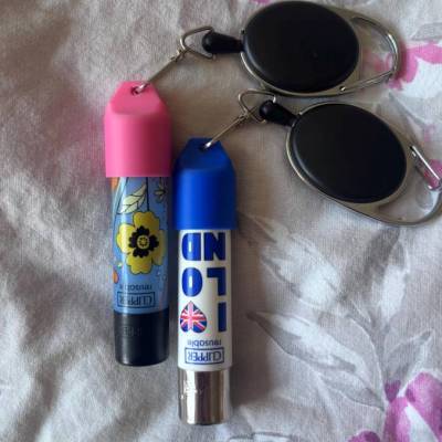 Clipper Feuerzeug Halter Festival, Party Accesoire Anhänger 2er Set mit Retractable in Blau, Rosa, Charm, Anhänger