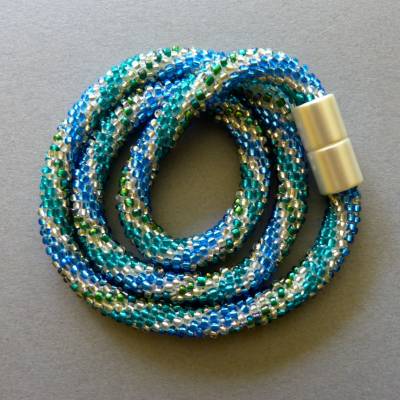 Halskette, Häkelkette türkis grün silber, Länge 49 cm, Perlenkette Spirale aus Glasperlen gehäkelt, Rocailles,