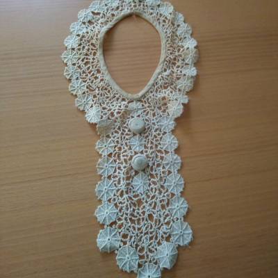 Krageneinsatz vermutlich Schiffchenspitze Handarbeit in Beige Vintage aus den 1970er Jahren oder früher