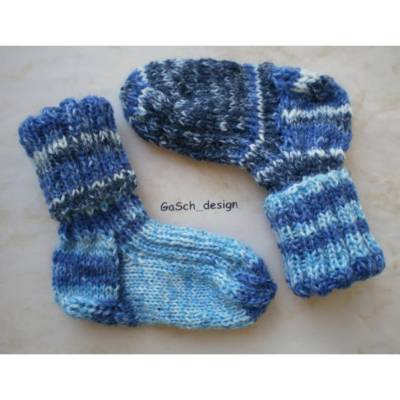 Handgestrickte Baby Söckchen, 11 cm, Blautöne, aus weicher Sockenwolle – Unikat