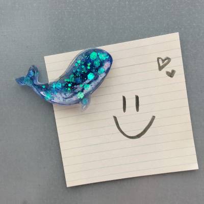 Kühlschrankmagnet "Wal" - UV-Resin, Glitzer, maritim, 4,5 cm