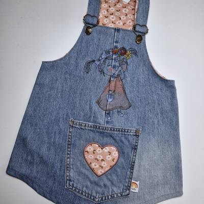 Jeans Latzkleid in Gr. 98/104 mit Stickerei