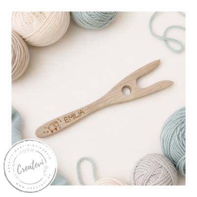 Personalisierte Strickgabel aus Holz mit Gravur, Name, Schaf mit Blumen, Lucet für kreative Handarbeit