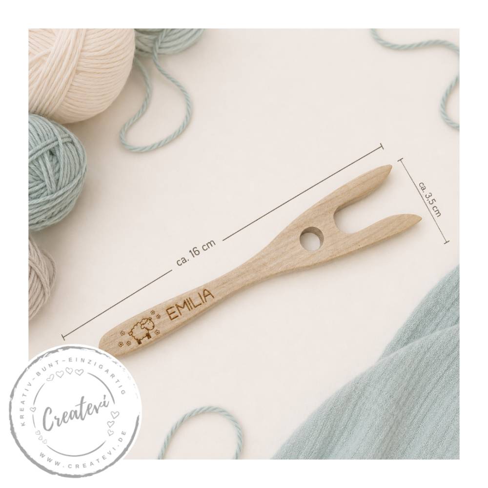 Personalisierte Strickgabel aus Holz mit Gravur, Name, Schaf mit Blumen, Lucet für kreative Handarbeit Bild 2
