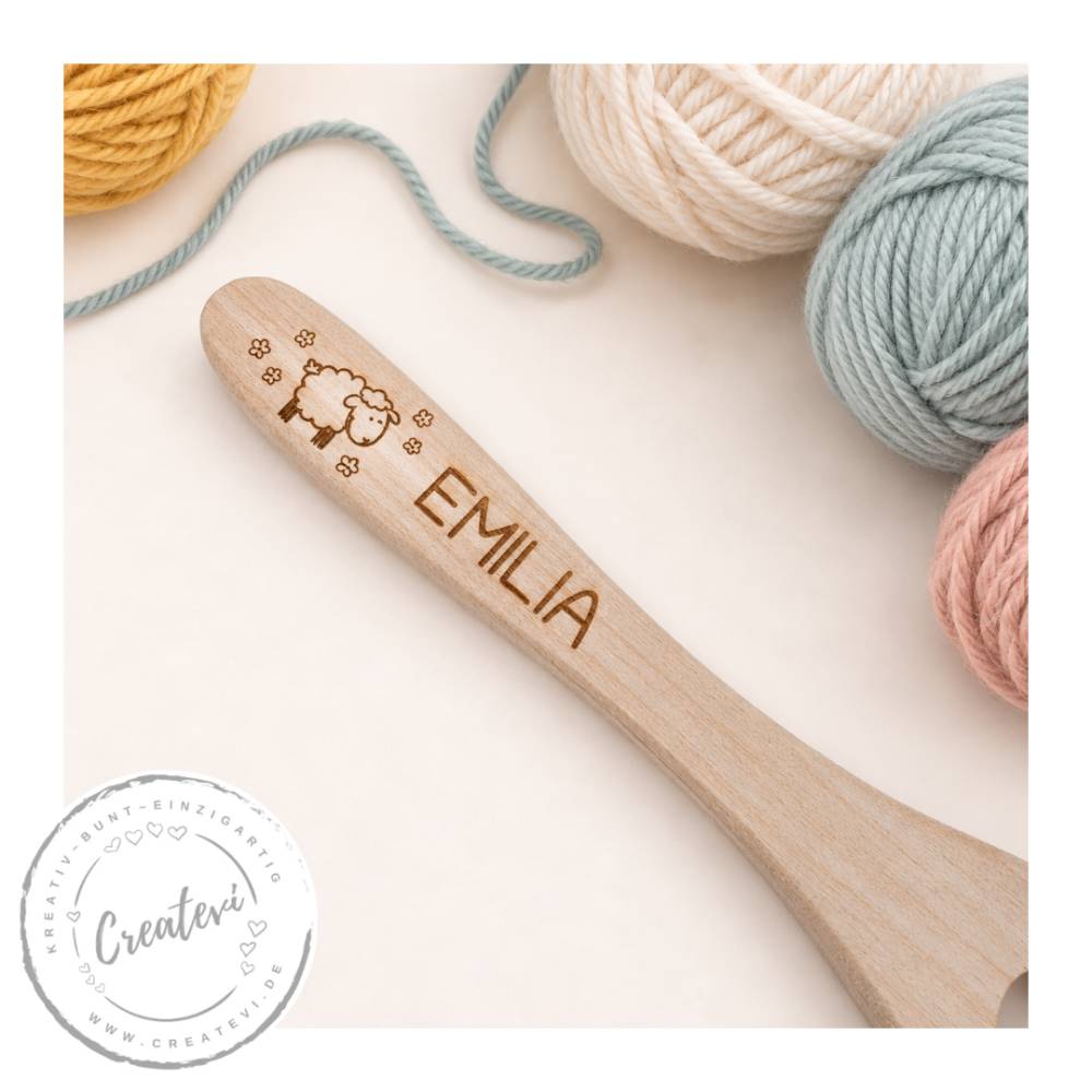 Personalisierte Strickgabel aus Holz mit Gravur, Name, Schaf mit Blumen, Lucet für kreative Handarbeit Bild 3