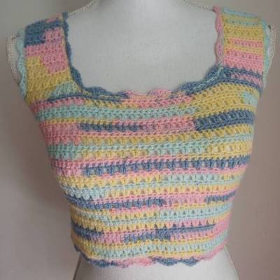 Handgehäkeltes Crop-Top aus Acryl – Pastell-Regenbogen – sofort verfügbar