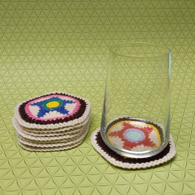 Achter-Set Untersetzer Coasters mit Stern in bunten Farben aus Baumwolle gehäkelt