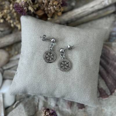 Ohrringe „Schneeflocken“ silber - Silberfarbene Kugel-Ohrstecker aus Edelstahl mit runder Schneeflocke