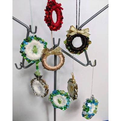 Selbstgemachte Kränze als Geschenkanhänger für Weihnachten