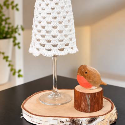 Handgefertigtes Windlicht aus Weinglas mit gehäkeltem Lampenschirm WEISS | Tischlicht | LED Licht | Geschenkidee