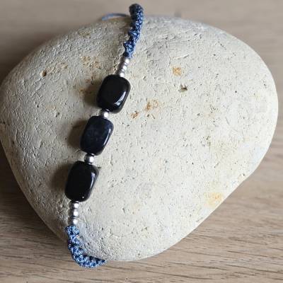 Hämatit Armband mit meerblauem Makramee Band – Handgemachtes Edelsteinarmband mit silberfarbenen Perlen