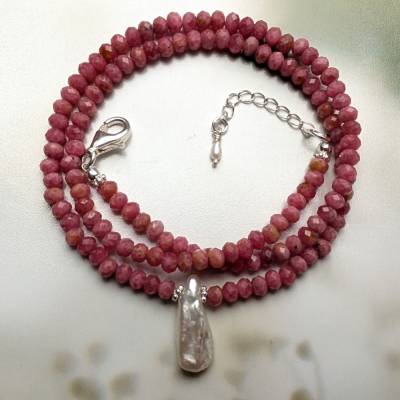 Rosa Rhodonit Kette mit weißer Barock Süßwasserperle, mit Silber