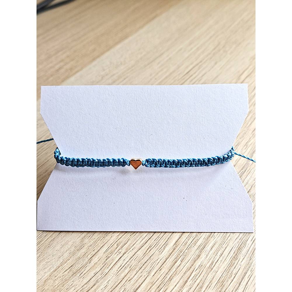 Türkisfarbenes Armband mit kleinem goldenem Herz – schlicht & handgefertigt Bild 1