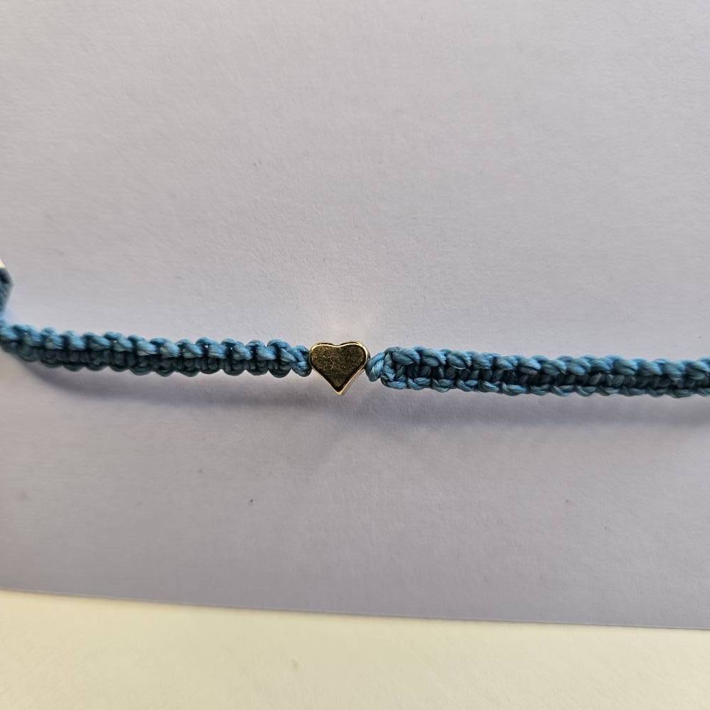 Türkisfarbenes Armband mit kleinem goldenem Herz – schlicht & handgefertigt Bild 2