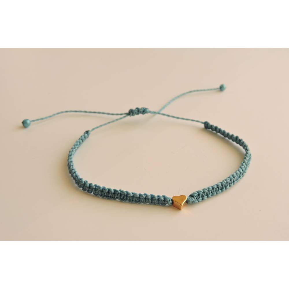 Türkisfarbenes Armband mit kleinem goldenem Herz – schlicht & handgefertigt Bild 3