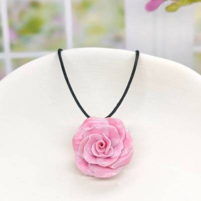 Rosa Rosen Halskette mit Anhänger an Kette oder Kordel aus Polymer Clay Sommerschmuck