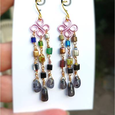 Rosa bunte Boho Chandelier Ohrringe handgemacht mit Iolith – Ibiza Wirework Ohrhänger