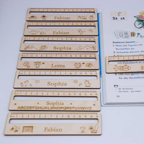 Lesehilfe aus Holz mit Wunschname – Lineal und Themenmotive