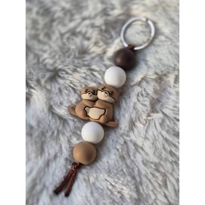 Schlüsselanhänger Otter Mama mit Kind – handgemacht in Braun und Creme