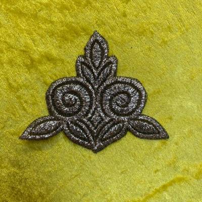 Besticktes Ornament Aufnäher – Gold auf Schwarz (ca. 9 x 6,5 cm) – Barock-Patch - Applikation dreieckig – metallisch