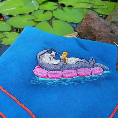 Stickdatei Otter schwimmend 10x10cm – Cooles Vollstickmotiv mit Urlaubsfeeling