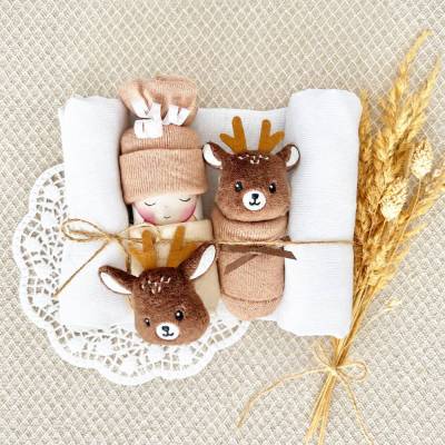 Windelbaby mit Rasselsöckchen Reh – liebevolles Geschenk für Neugeborene