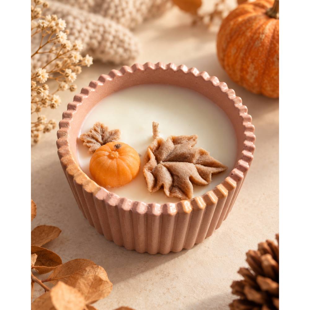 Herbstkerze im geriffelten Gefäß – Kürbis & Blätter