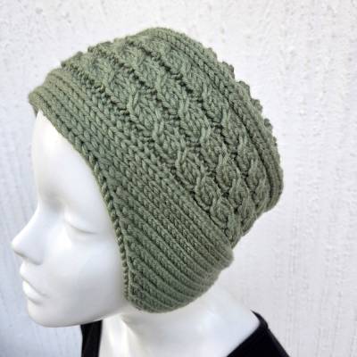 Stirnband in dunklem Lindgrün mit Ohrenklappen gestrickt mit Zopfmuster – Schurwolle (Merino), Handarbeit