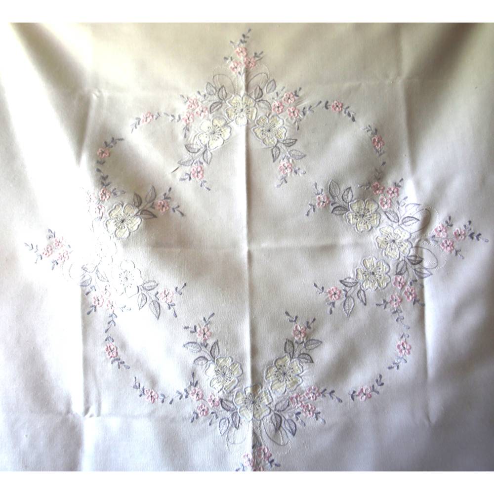 Vintage Tischdecke mit rosa Stickerei und Wellensaum