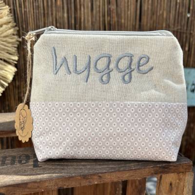 Schminktasche hygge beige-weiß gemustert - Kosmetiktasche Geschenkidee bestickt