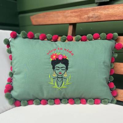 Kissen Frida mit Bommmeln und passendem Inlet
