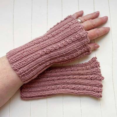 Kurze Handstulpen Altrosa handgestrickt in Zopfmuster, Länge ca 18 cm Umfang dehnbar bis 28 cm