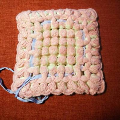 Vintage Taschentuch Behälter gehäkelt wollweiß/rosa mit lilafarbener Schleife vermutlich 1970er Jahre oder früher