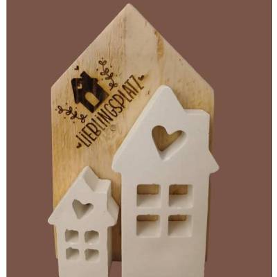 Handgemachte Holzschild Deko mit zwei Minimalistische Häusern aus Gießgips auf Holz mit Wunschgravur
