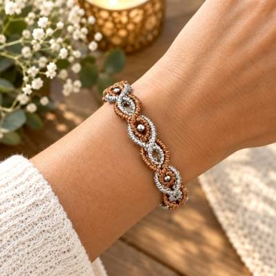 zierliches Makramee Armband in nugatbraun und silber mit kleinen Edelstahlperlen